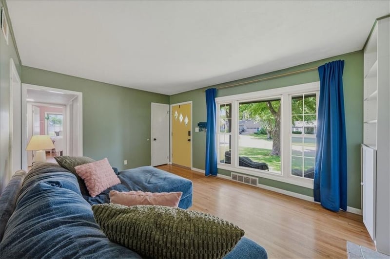 8207 Barkley St, Overland Park, KS 66204