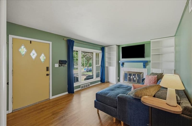 8207 Barkley St, Overland Park, KS 66204