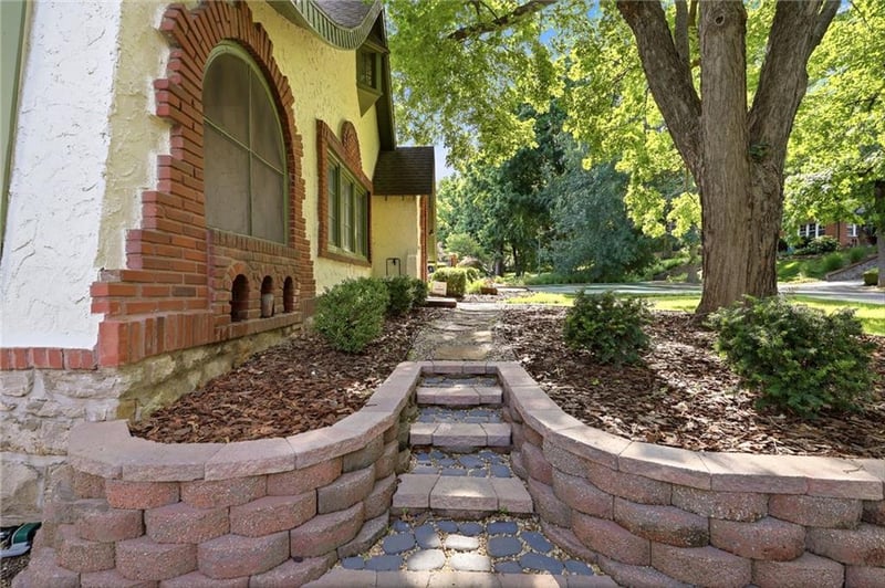 309 E Winthrope Rd, Kansas City, MO 64113