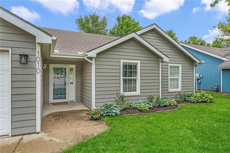1010 Home Cir, Lawrence, KS 66046