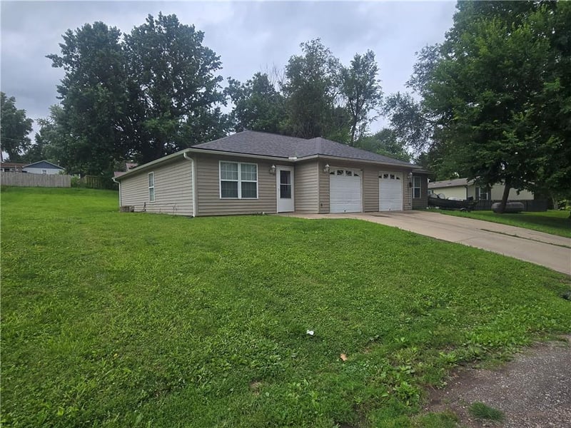 704 Central St, Wellington, MO 64097