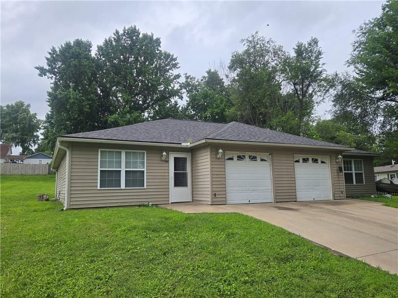 704 Central St, Wellington, MO 64097