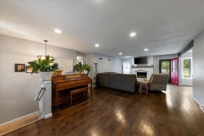 703 Ozark Short Line Ct, Odessa, MO 64076
