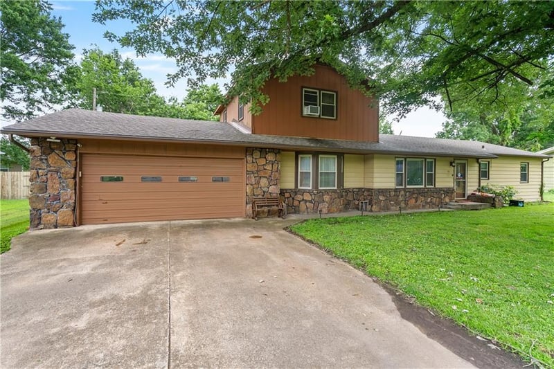 702 35th St, Parsons, KS 67357