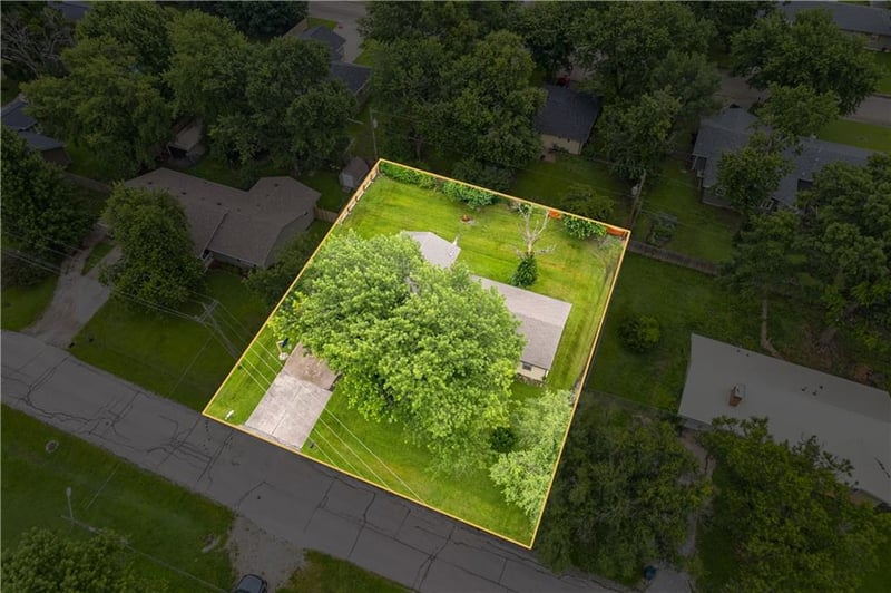702 35th St, Parsons, KS 67357