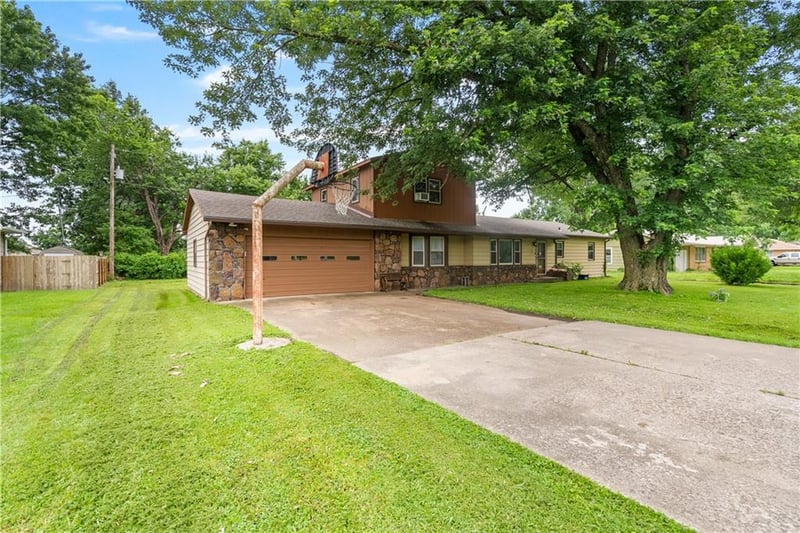 702 35th St, Parsons, KS 67357