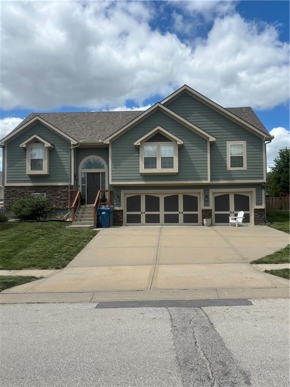 1913 White Tail Ln, Liberty, MO 64068