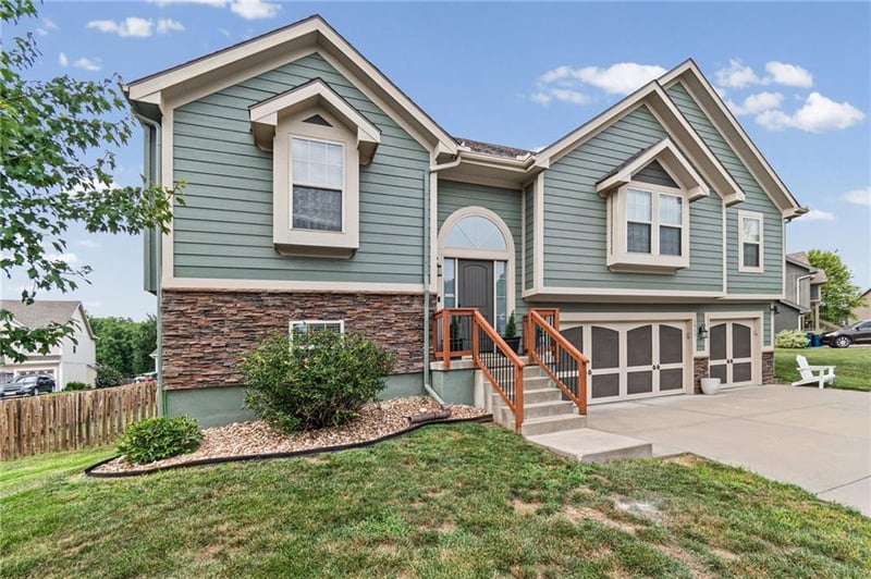 1913 White Tail Ln, Liberty, MO 64068