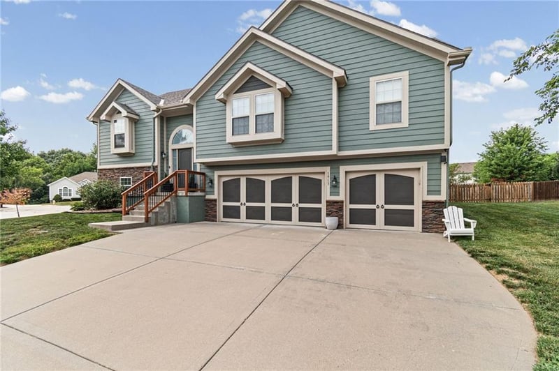 1913 White Tail Ln, Liberty, MO 64068