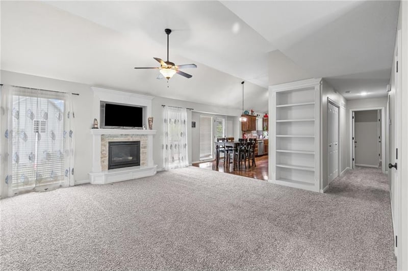 1913 White Tail Ln, Liberty, MO 64068