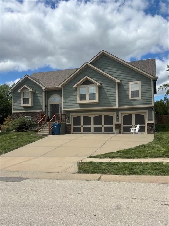 1913 White Tail Ln, Liberty, MO 64068