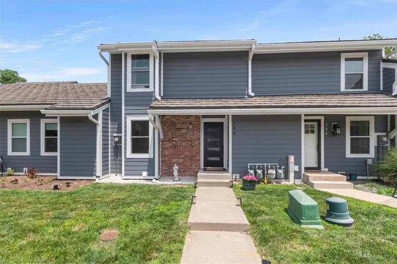 284 Bayview Dr, Lee's Summit, MO 64064