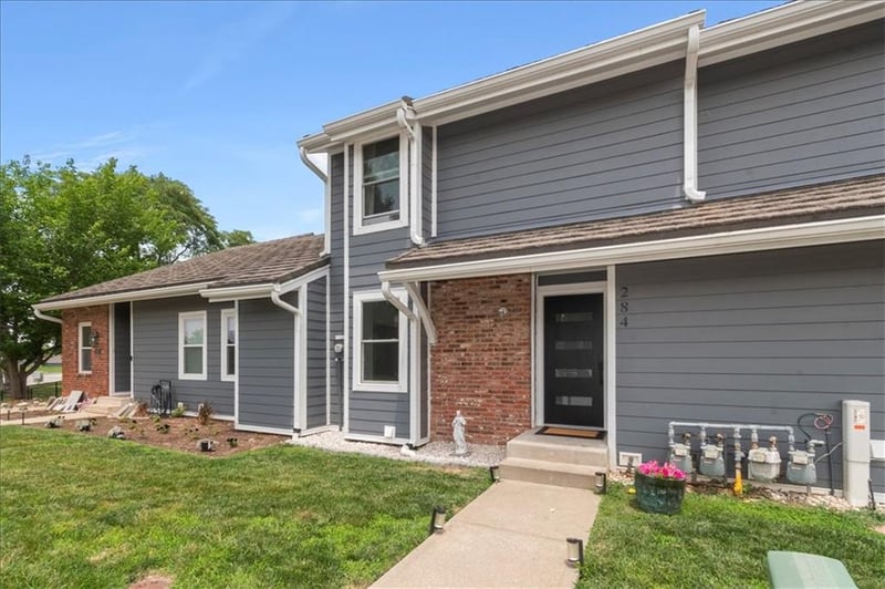 284 Bayview Dr, Lee's Summit, MO 64064
