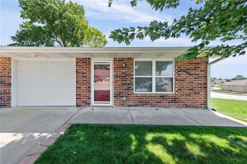 105 Basswood Ct, Smithville, MO 64089
