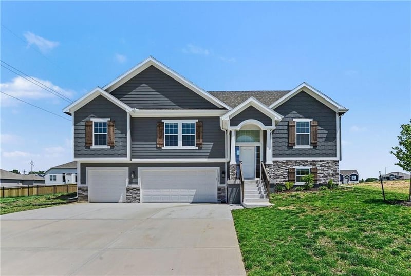 1018 Jasmine Dr, Liberty, MO 64068