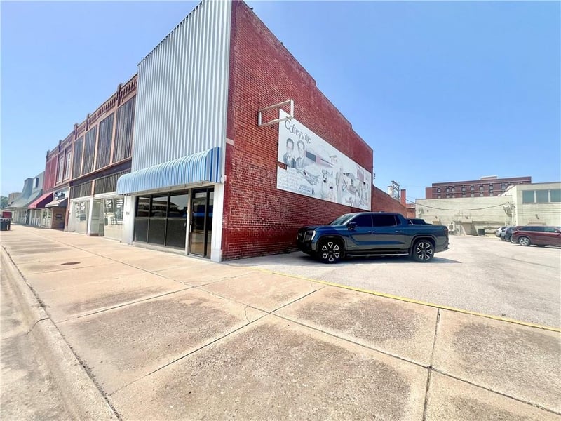 210 9th St, Coffeyville, KS 67337