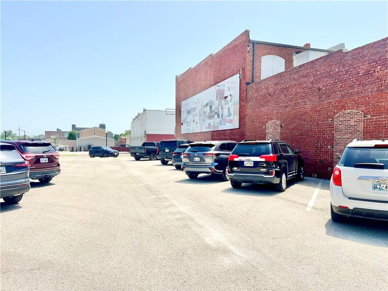 210 9th St, Coffeyville, KS 67337