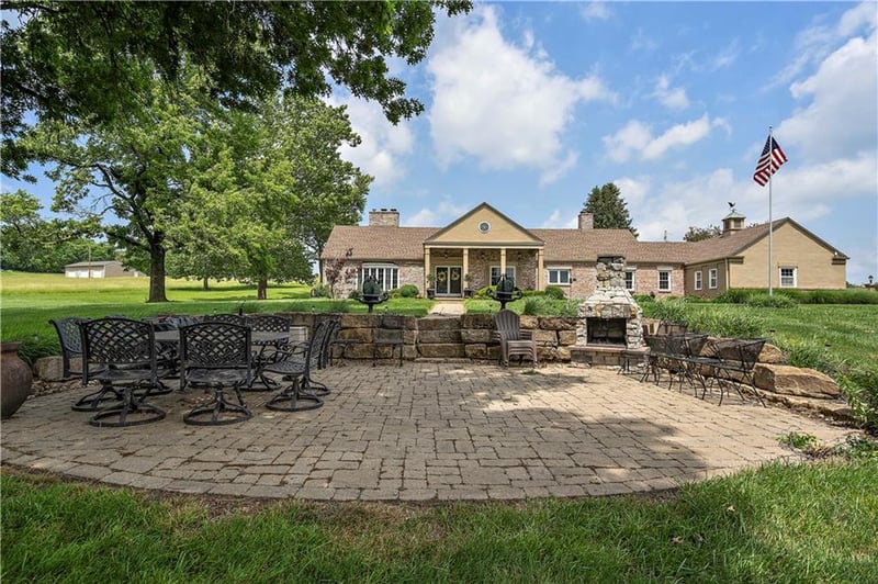 450 Ruth Ewing Rd, Liberty, MO 64068