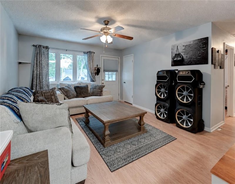 16607 2nd N St, Independence, MO 64056