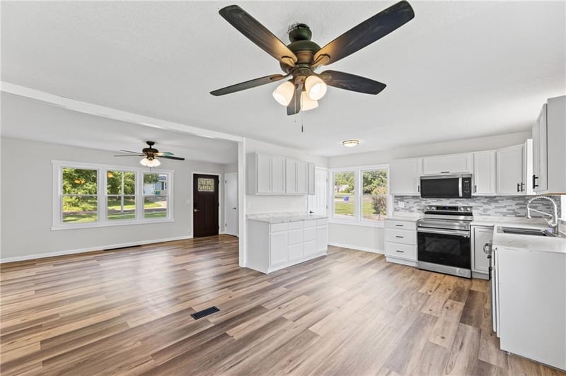 8319 W 77th St, Overland Park, KS 66204