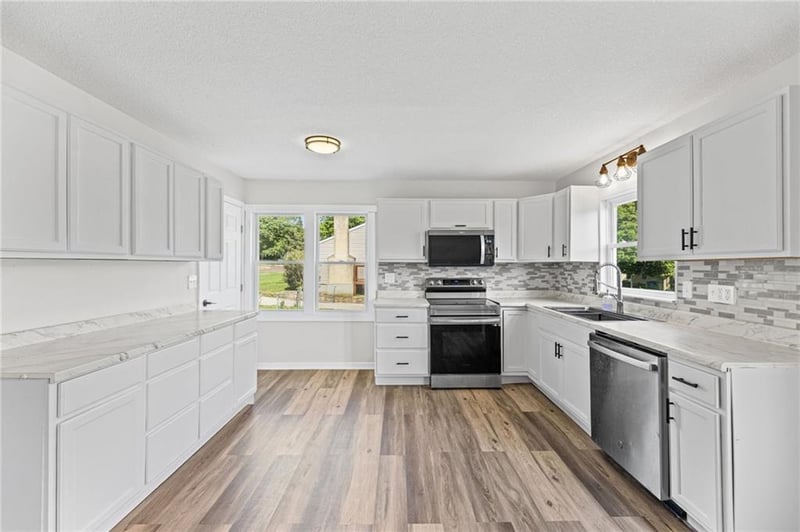 8319 W 77th St, Overland Park, KS 66204