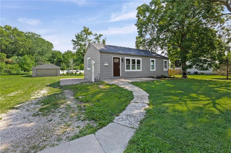 8319 W 77th St, Overland Park, KS 66204