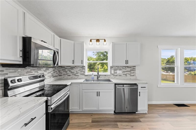 8319 W 77th St, Overland Park, KS 66204
