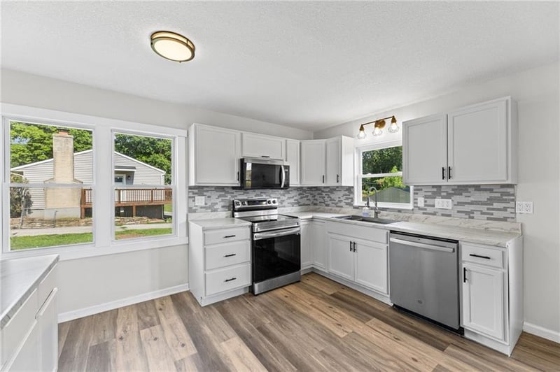 8319 W 77th St, Overland Park, KS 66204