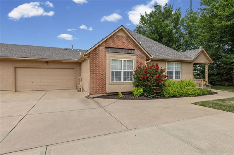 15171 Symphony Dr #3002, Olathe, KS 66062