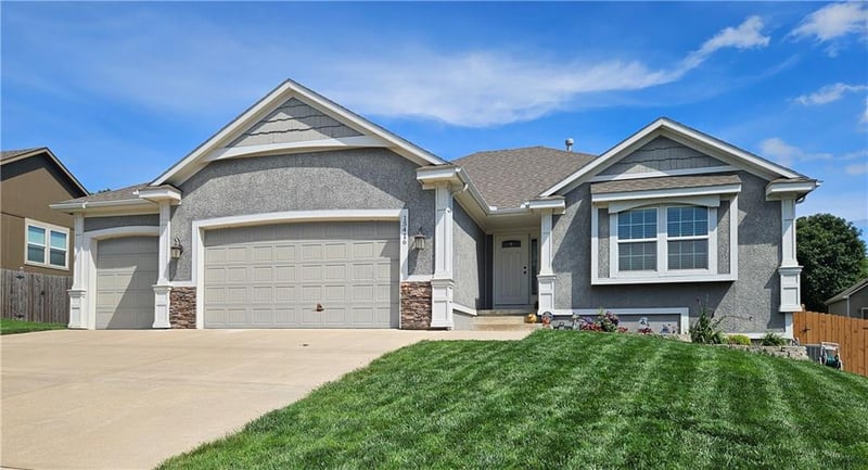 15416 Juniper Ln, Basehor, KS 66007