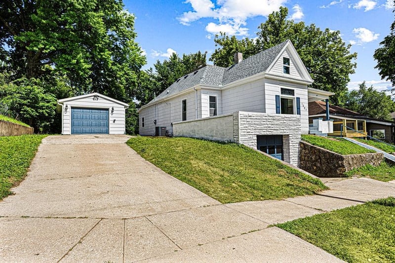 1407 2nd St, St Joseph, MO 64505