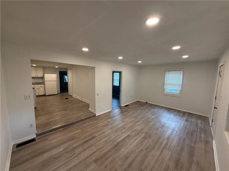 6 3rd St, Louisburg, KS 66053