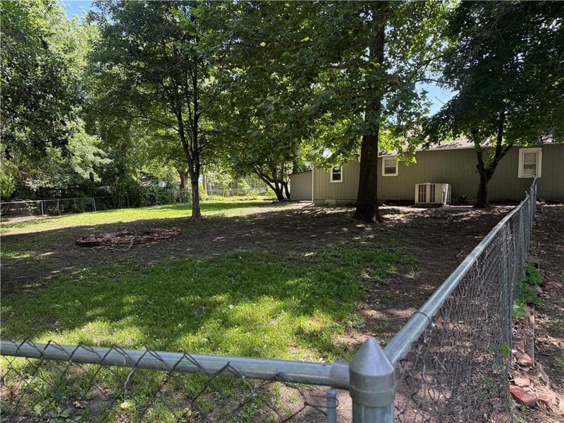 6 3rd St, Louisburg, KS 66053