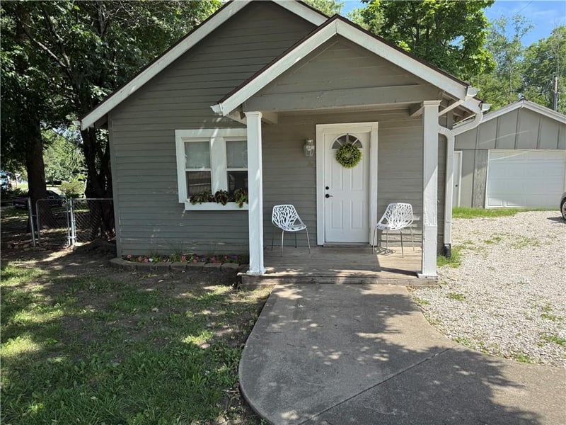 6 3rd St, Louisburg, KS 66053