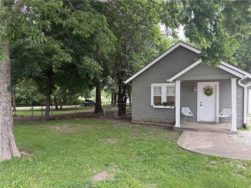 6 3rd St, Louisburg, KS 66053