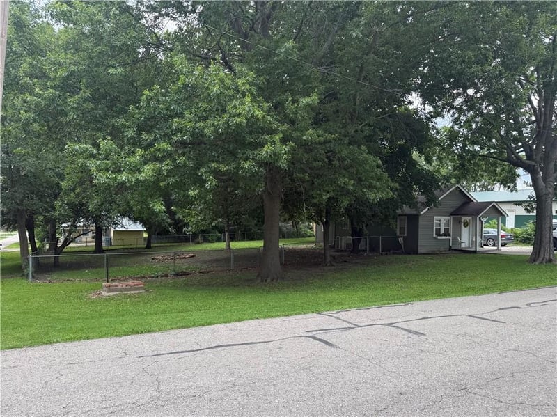 6 3rd St, Louisburg, KS 66053