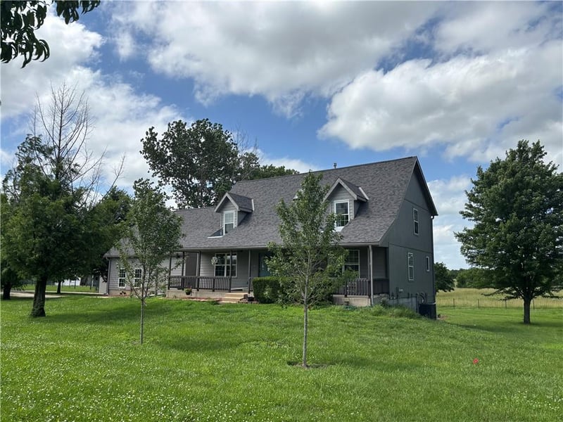 10510 327th St, Paola, KS 66071