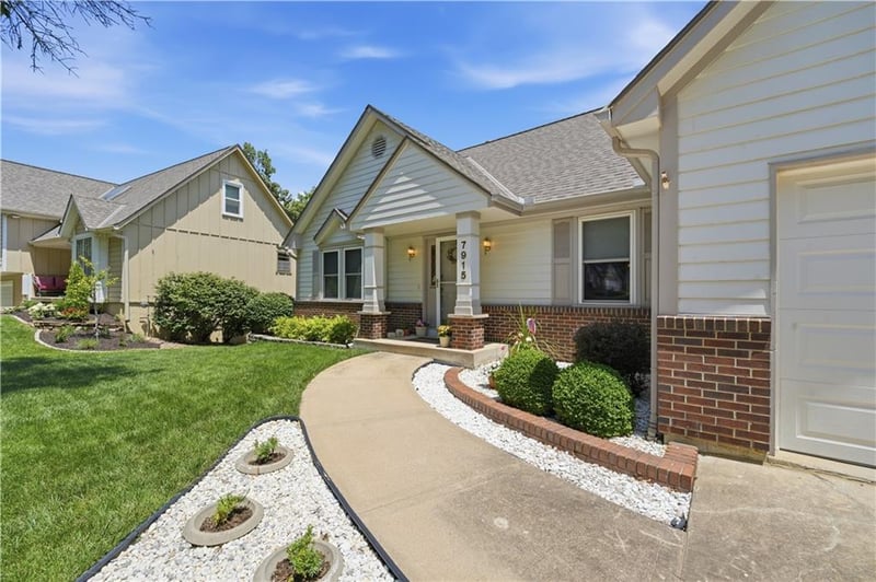 7915 Woodstone St, Lenexa, KS 66219
