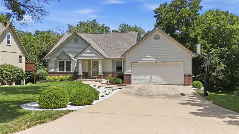 7915 Woodstone St, Lenexa, KS 66219
