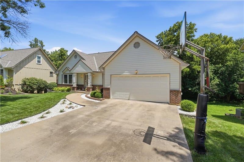 7915 Woodstone St, Lenexa, KS 66219