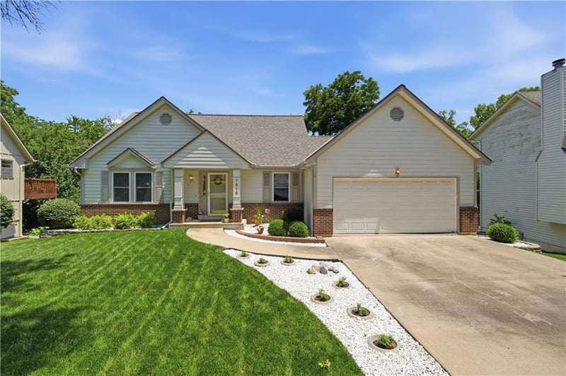 7915 Woodstone St, Lenexa, KS 66219