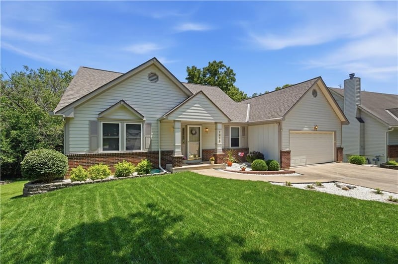 7915 Woodstone St, Lenexa, KS 66219