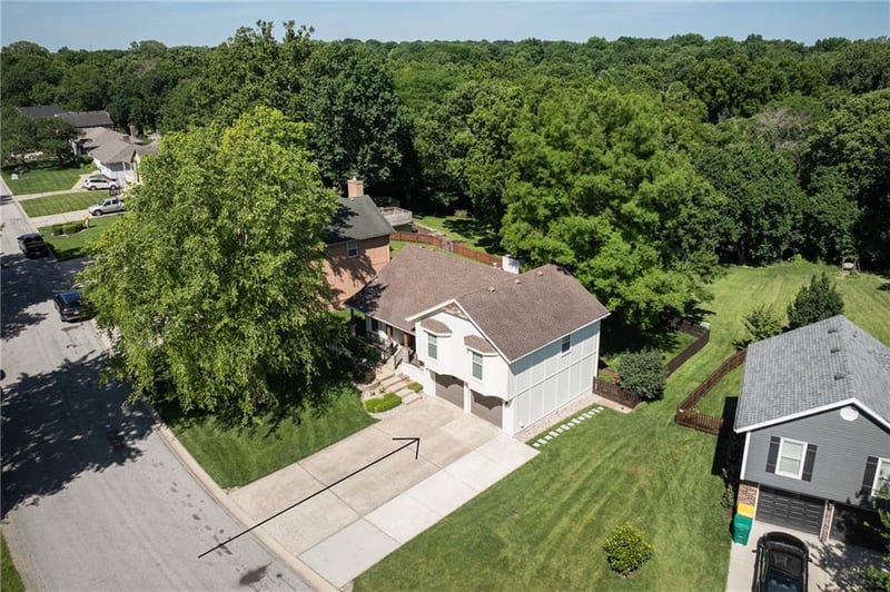 304 Brownfield Dr, Lee's Summit, MO 64063