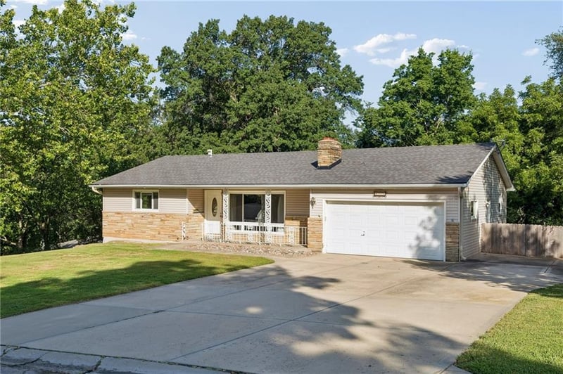 6826 Baltimore Ave, Gladstone, MO 64118