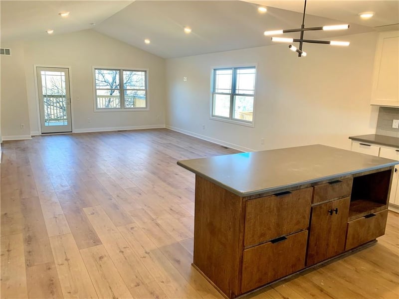 2701 Meadow Rg, St Joseph, MO 64504