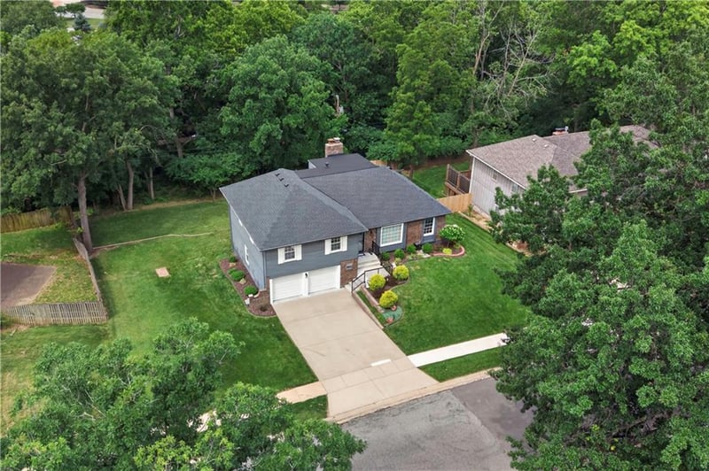 10112 Oakridge Dr, Overland Park, KS 66212