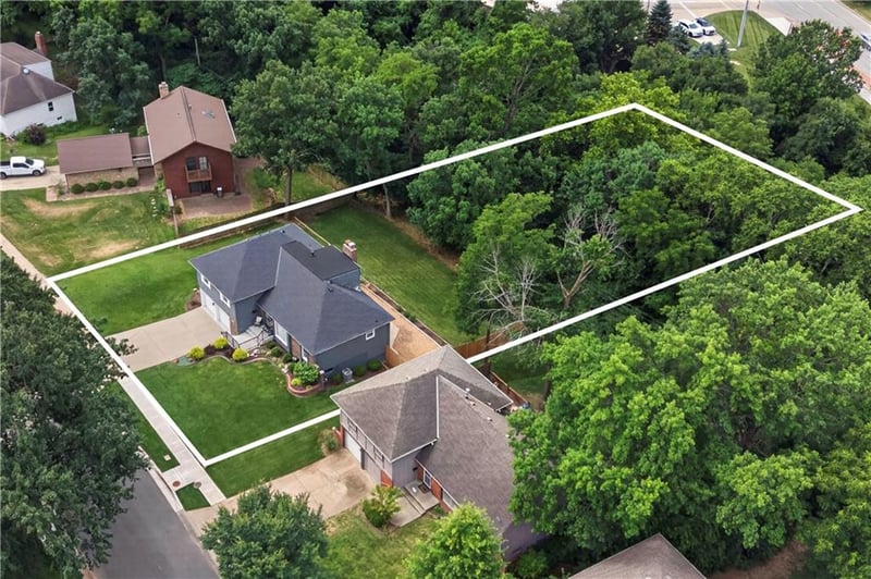 10112 Oakridge Dr, Overland Park, KS 66212