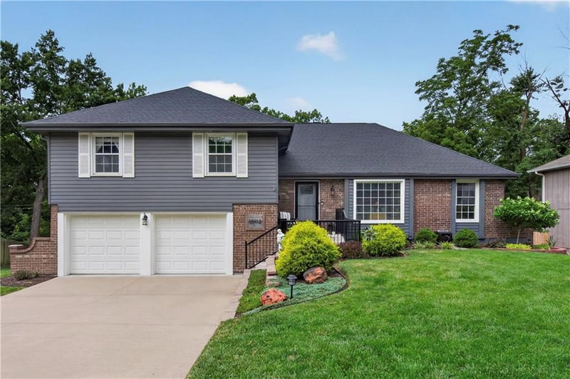 10112 Oakridge Dr, Overland Park, KS 66212