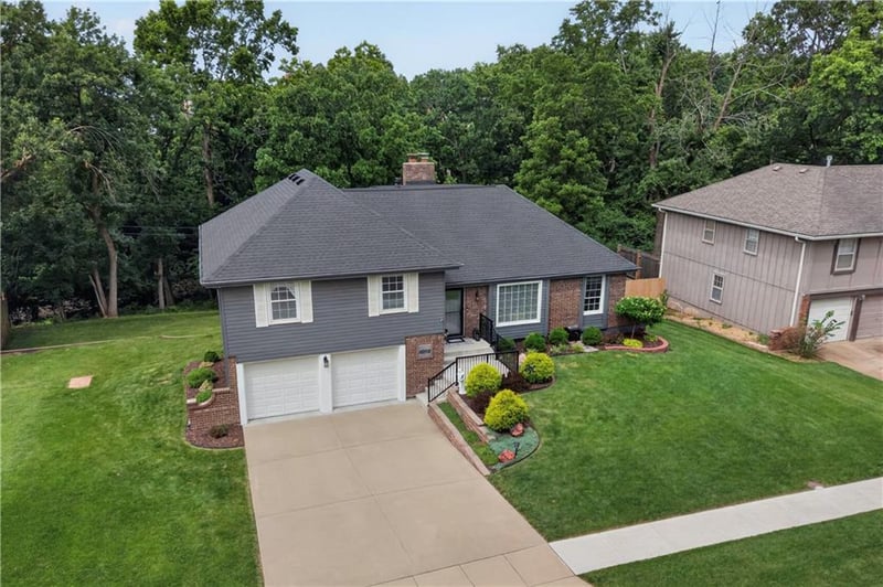 10112 Oakridge Dr, Overland Park, KS 66212