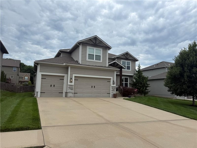 342 Highland Park Dr, Lee's Summit, MO 64063
